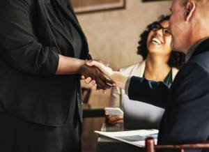 Vous êtes un professionnel en activité ? Comment devenir Responsable relations sociales ?