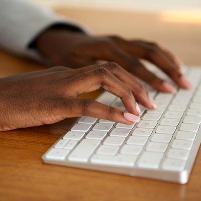 Mains sur clavier
