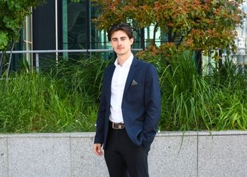 Etudiant Mastère Compensation and Benefits Jeune homme brun en costume dehors face à la caméra