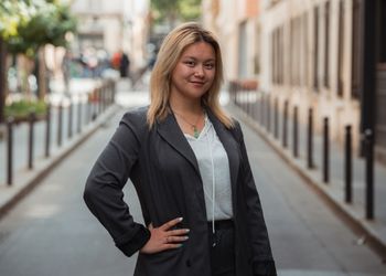 Portes ouvertes + Admissions de l'ESGRH Jeune femme blonde en tenue professionnelle dans les rue de paris