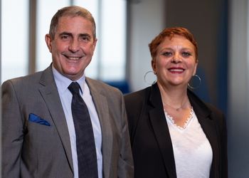 Giuseppe ZARA et Delphine SANARICO Un homme en costume à côté d'une femme en tailleur regarent la caméra