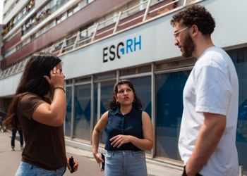 Le campus reste ouvert tout l'été Trois étudiants devant une école