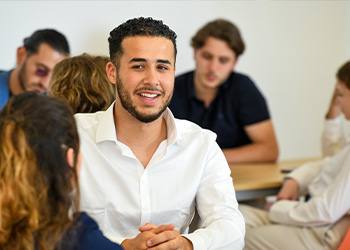 Rentrée de novembre - ESG RH - Etudiant heureux Rentrée de novembre - ESG RH - Etudiant heureux