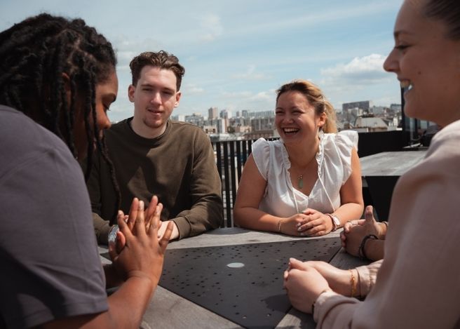 étudiants esgrh autour d'une table en train de rire