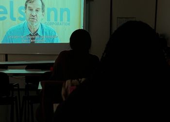 Etudiants dans une salle de classe regarde un film