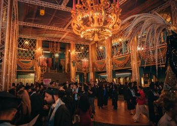 Hall d'entrée des Folies Bergère avec les diplômés de la promotion 2024-2025