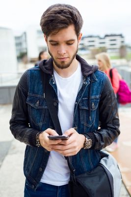 Etudiant se renseignant sur formation
