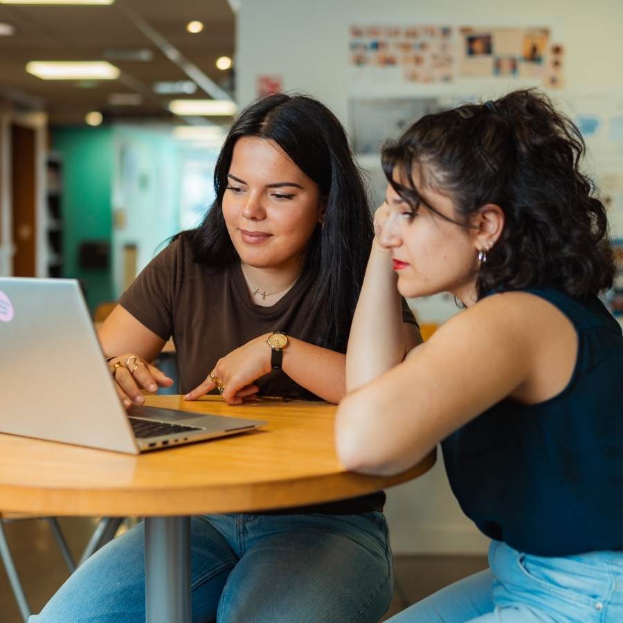 Etudiantes de l'ESGRH Deux femmes brunes travaillent sur un ordinateur portable
