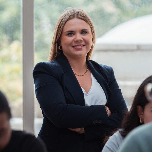 Étudiante de l'ESGRH en tenue professionnelle