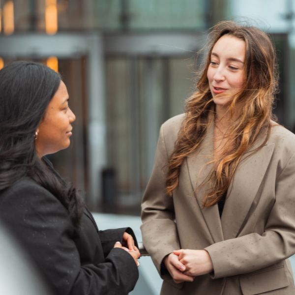 Deux étudiantes de l'ESGRH 