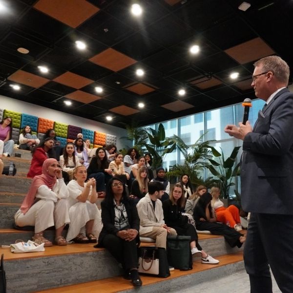 Etudiant de l'ESGRH en conférence à Dubai Etudiants dans une salle de classe face à un professeur