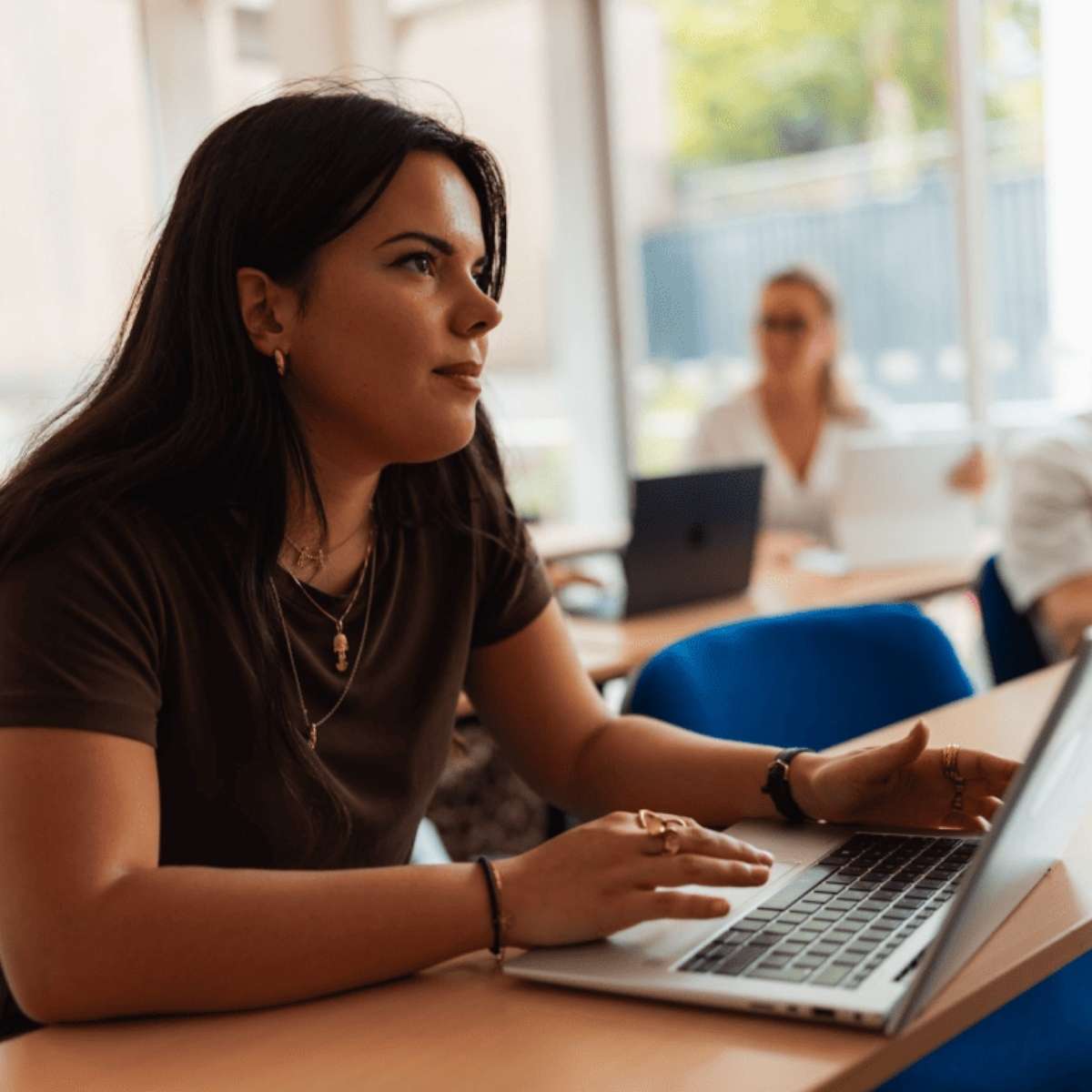 étudiante de l'ESGRH Jeune femme brune étudiante en classe devant son ordinateur