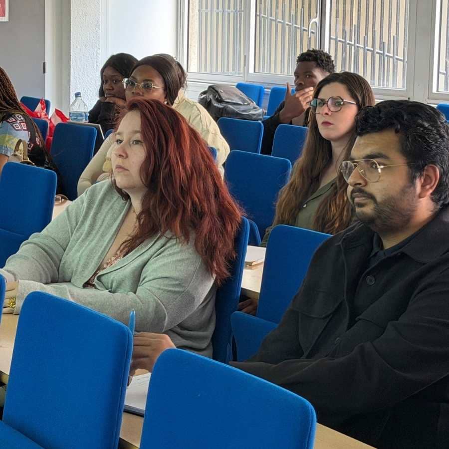 Etudiants assis dans une salle de classe à l'ESGRH