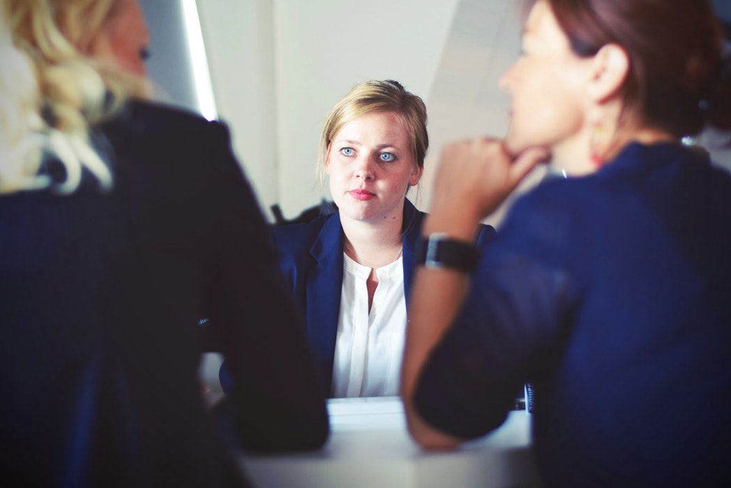 femmes travaillent en equipe