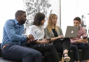 etudiant travaillent ensemble