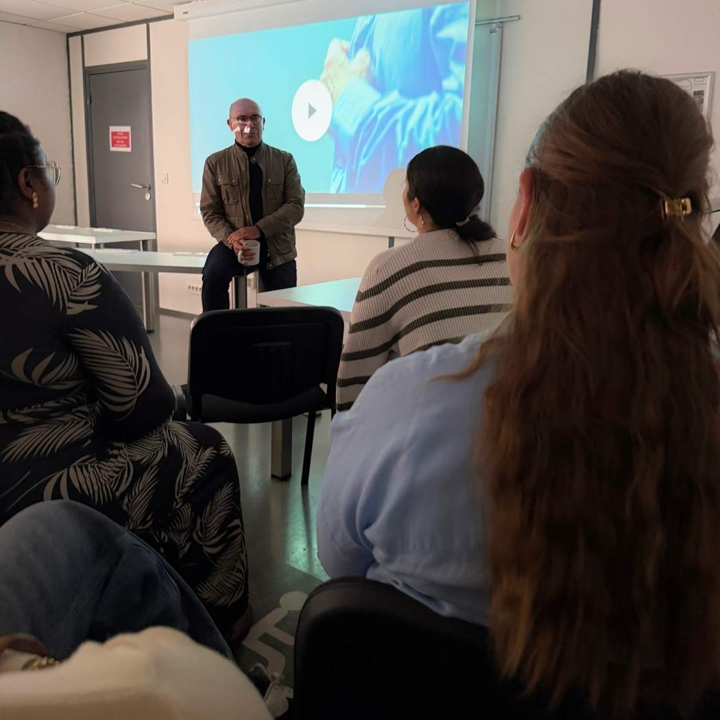 Etudiants dans une salle de classe débattent avec leur professeur 