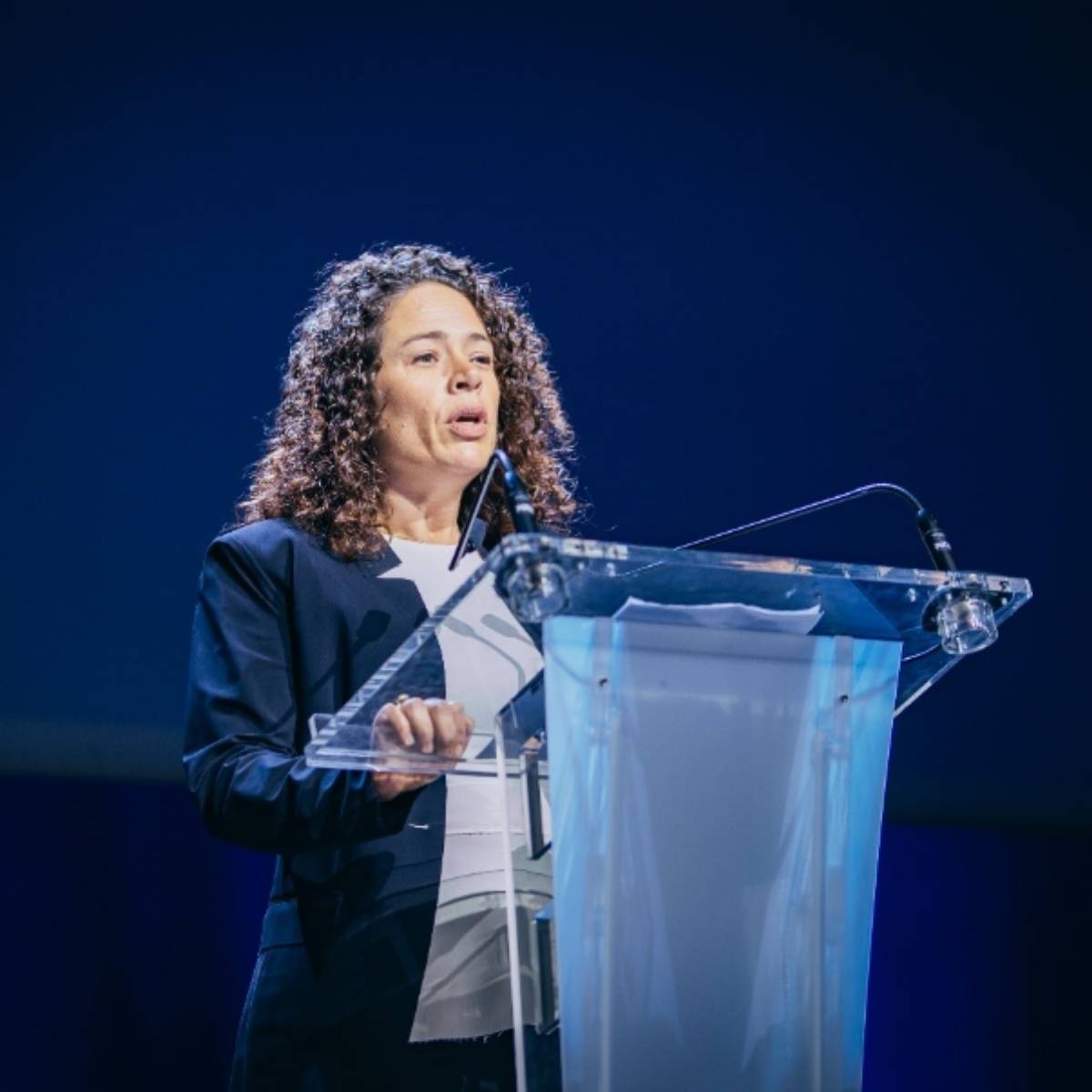 Marion Guiraud, directrice de l'ESGRH est sur scène et parle au pupitre 