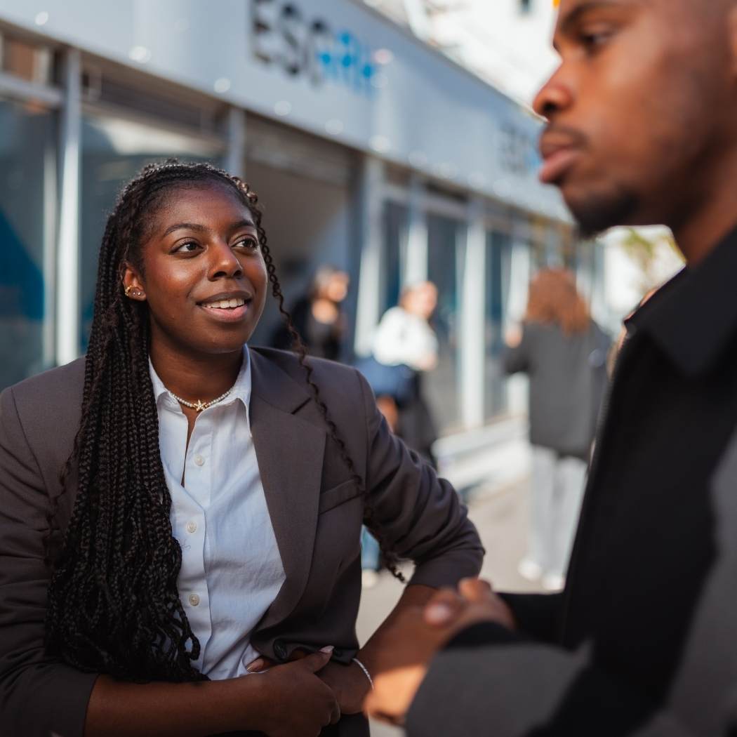 Etudiants devant l'école des ressources humaines ESGRH