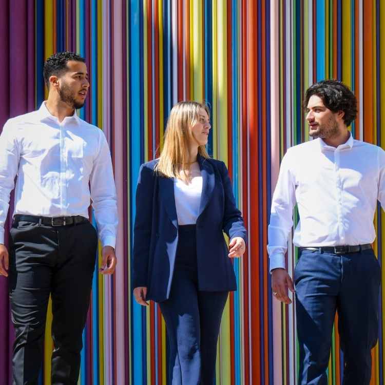 Etudiants de l'ESGRH Deux hommes et une femme en tenue professionnelle parlent ensemble
