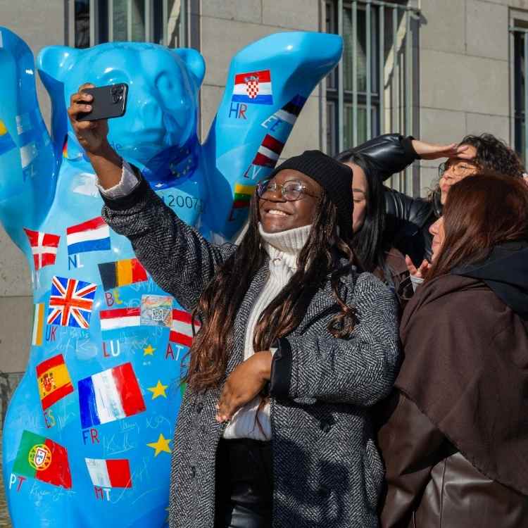 Selfie étudiants ESGRH devant l'ours de Berlin 