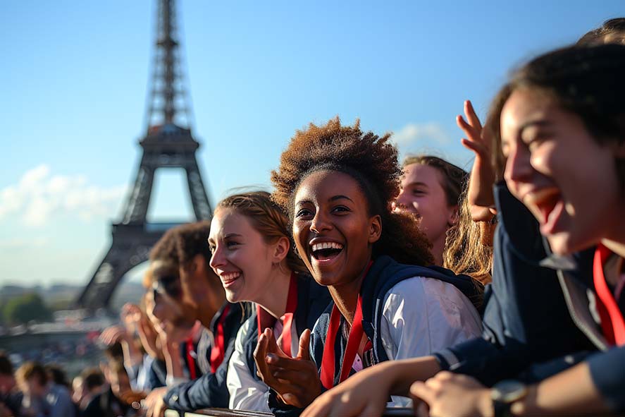 Personnes heureuses devant la tour Eiffel