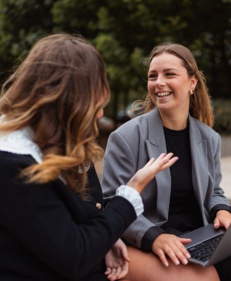 Deux jeunes femmes étudiantes de l'ESGRH en tenue professionnelle