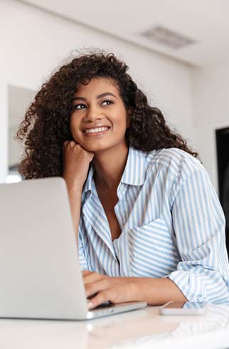 femme pensive ordinateur