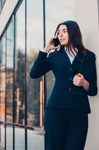 femme tailleur telephone