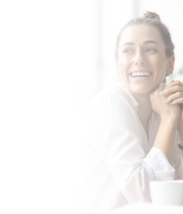 Femme souriante chemisier blanc Femme souriante chemisier blanc
