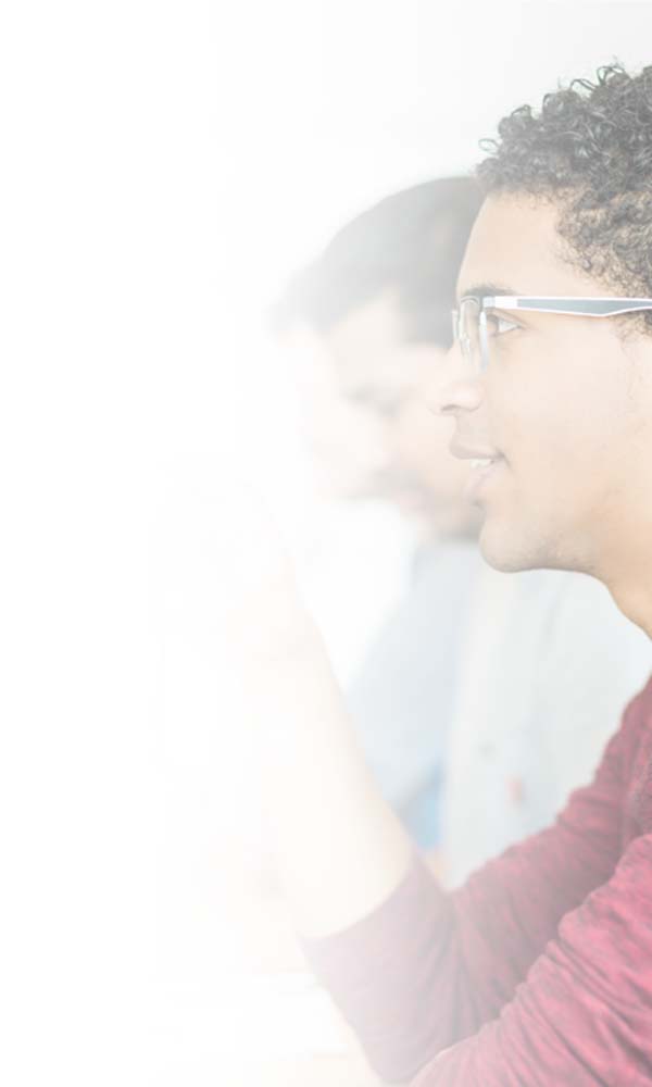 étudiant travaille sur son ordinateur étudiant travaille sur son ordinateur