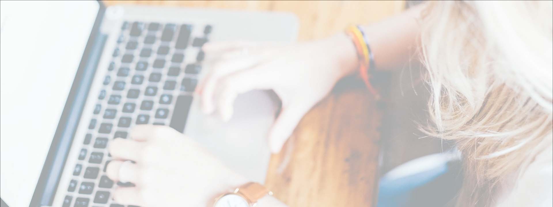 Pourquoi l’ESGRH est-elle hors Parcoursup ? femme ordinateur
